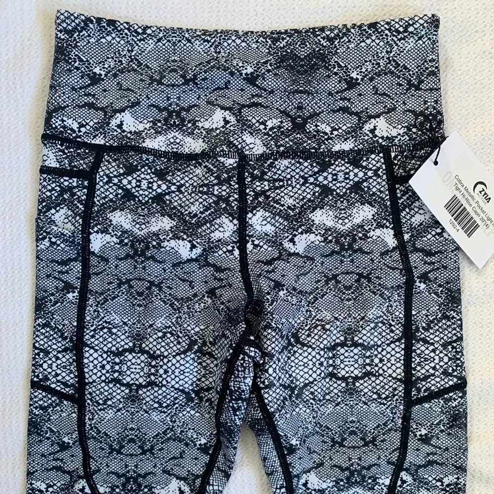 ZYIA Active Cobra Metallic Pocket Light n Tight Hi-Rise Capri Size 4 NWT - Picture 4 of 4